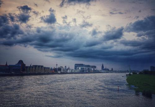 Rheinauhafen unter Wolken