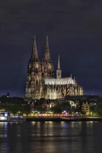 Kölner Dom im Dunkeln