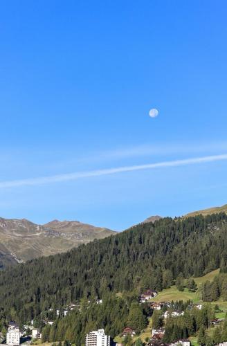 Morgenmond über den Bergen