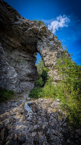 Ein besonderer Rauka, der noch mit dem Ursprungsfelsen verbunden ist
