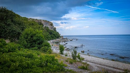 Ende der Badebucht - Übrigens gibt es auf der Insel mehrere Hütten, in denen man übernachten kann. Es stehen 56 Betten zur Verfügung