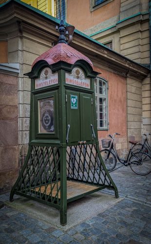 Die traditionelle Telefonzelle beherbergt heute einen Defi