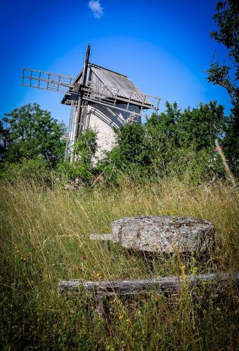 Alte Windmühle am Wegesrand