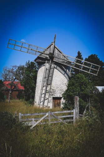 Alte Windmühle am Wegesrand