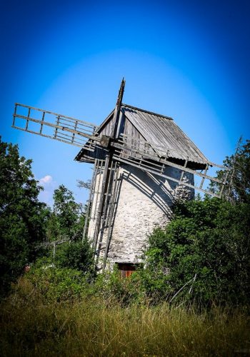 Alte Windmühle am Wegesrand