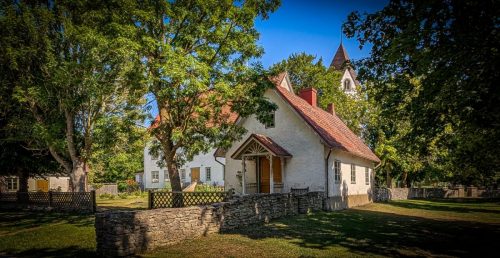 Vermutlich das Küsterhaus, im Hintergrund das eigentlich Pfarrhaus