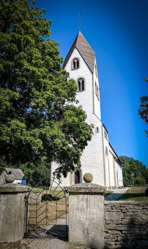 Kirche in Burs mit umgebenden Friedhof