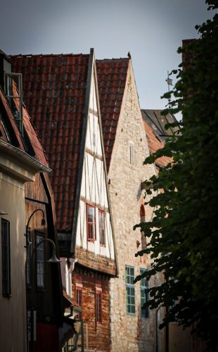 Teilweise stehen auch Fachwerkhäuser dazwischen