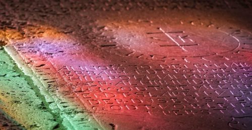 Bunte Lichtspiele auf dem Boden