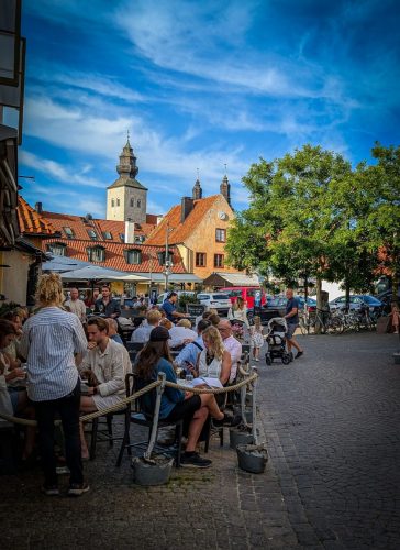 Wie überall in den schwedischen Städten: Volle Außengastronomie an den Sommerabenden