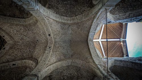 Das Deckengewölbe ist teilweise noch erhalten...