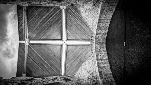 ...ergänzt durch eine Holzkonstruktion, damit Konzertbesucher trocken bleiben