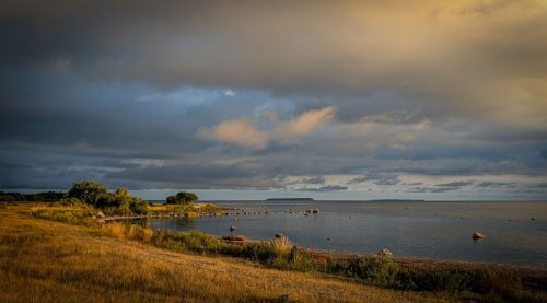 Blick auf die Karlsöarna - Am Horizont sieht man zwei Erhebungen: Lilla Karlsö (links) und Stora Karlsö (rechts)