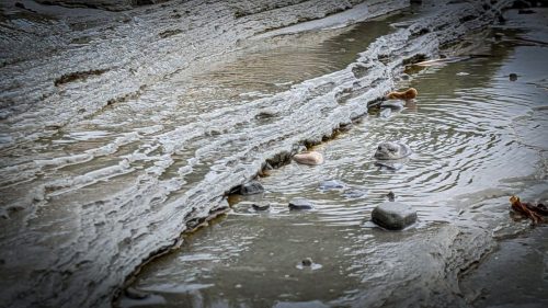 Zunächst fließt nur Wasser am Boden