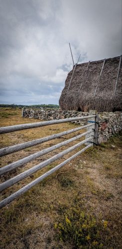 Zwischenstopp an einem rekonstruierten Schafstall aus dem 18. Jahrhundert