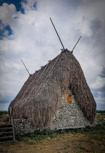 Das Dach ist mit einem Schilfgrad (Ag auf Schwedisch) eingedeckt