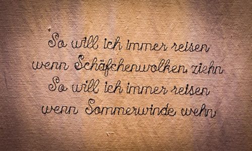 Das Singen hat ihre Kindheit geprägt und entsprechend flossen die Lieder in die Geschichten und vor allem die Hörspiele und Filme