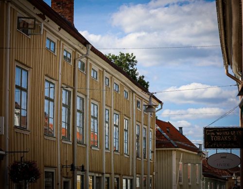 Eingesäumt von Holzhäusern