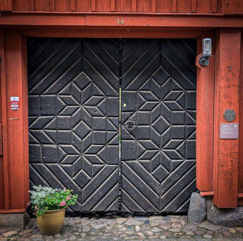 Ein Hoftor, welches einen Brand überstanden hat