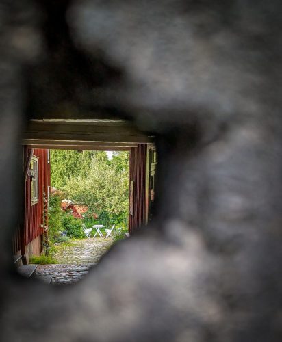 Blick durchs Brandloch in einen Hinterhof