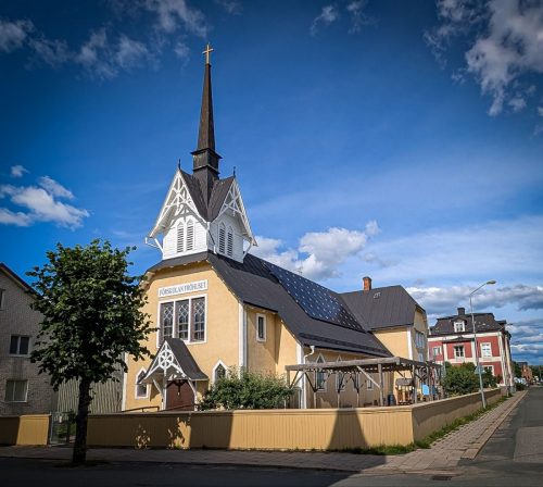 Die alte Holzkirche (außerhalb der Altstadt) ist heute ein Kindergarten
